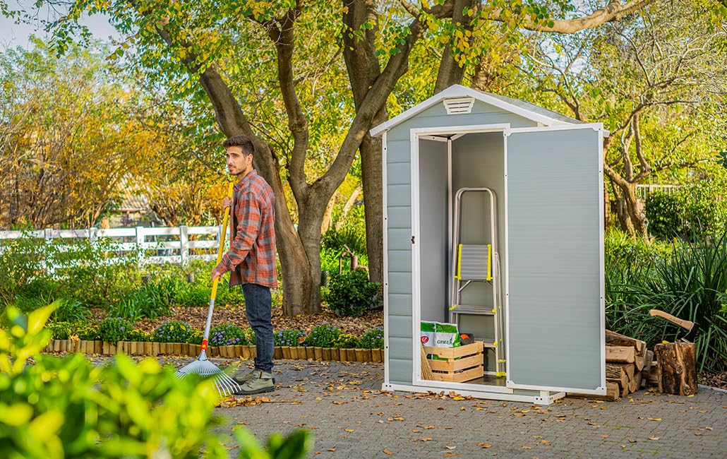 Keter Manor 4x3 Gartenhaus wetterfest, Kunststoff, Outdoor, Außenmaße: 128 x 94 x 196cm, Innenmaße: 111 x 88 x 193 cm, auch für kleine Gärten geeignet, grau